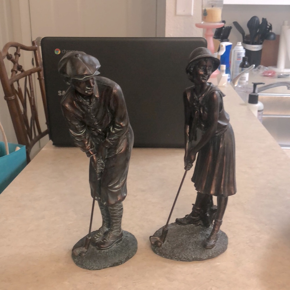 Man and woman golf stature.
